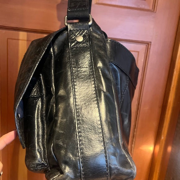 Fossil Shiny Black Leather Messenger Bag - Picture 4 of 14